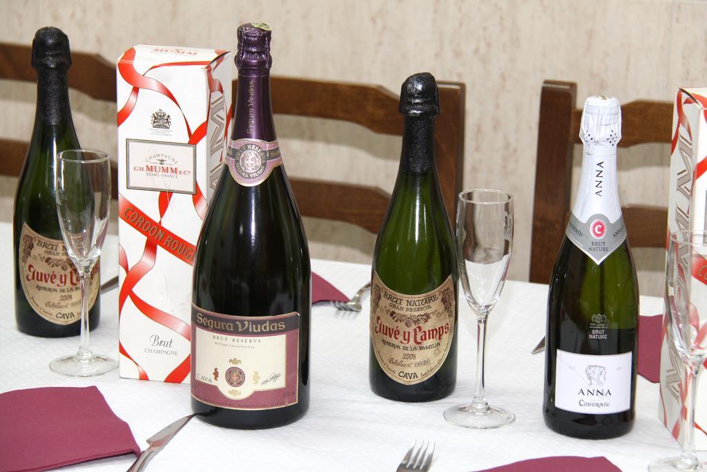Vila-real Hostal Restaurante La Masia מראה חיצוני תמונה